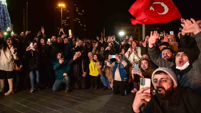 Türkiye’nin ilk uzay yolculuğunu vatandaşlar heyecanla takip etti