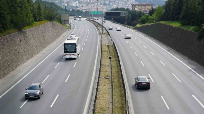 TEM’de trafik bayram tatilinin 2’nci gününde akıcı seyrediyor