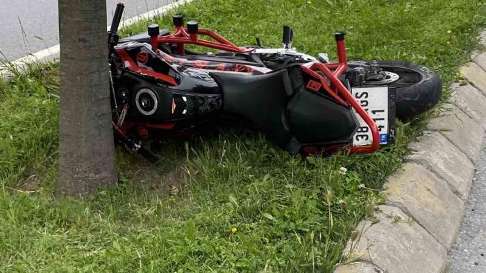 Korkunç kaza, ağaca çarpan motosiklet sürücüsü feci şekilde can verdi