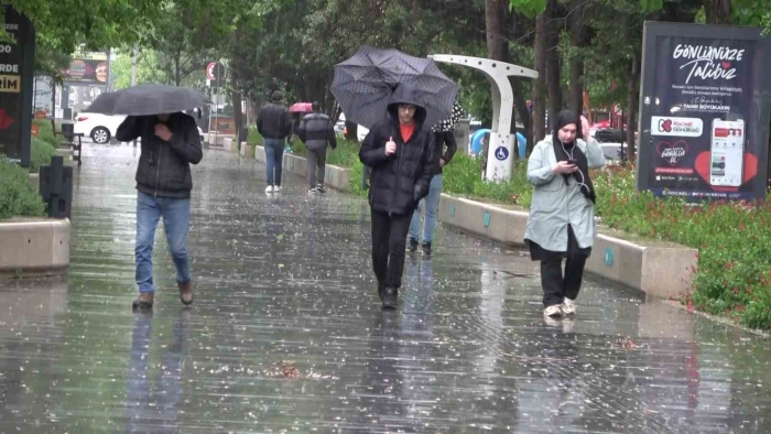 Kocaeli’de rüzgar denizi taşırdı, yağmur trafiği felç etti