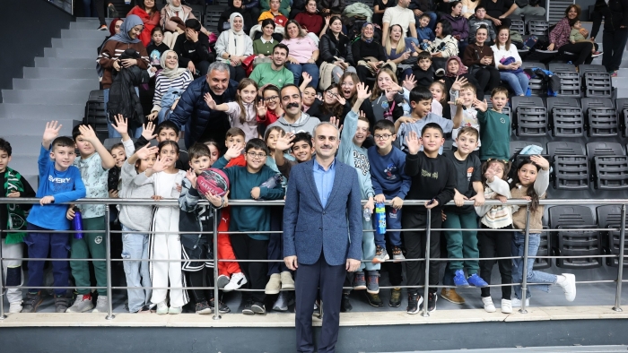 Çiftçi, basketbolsever miniklerin isteğini kırmadı