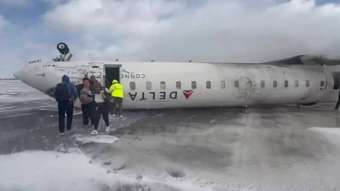 Toronto’da Kabus Gibi İniş: Yolcu Uçağı Takla Attı!
