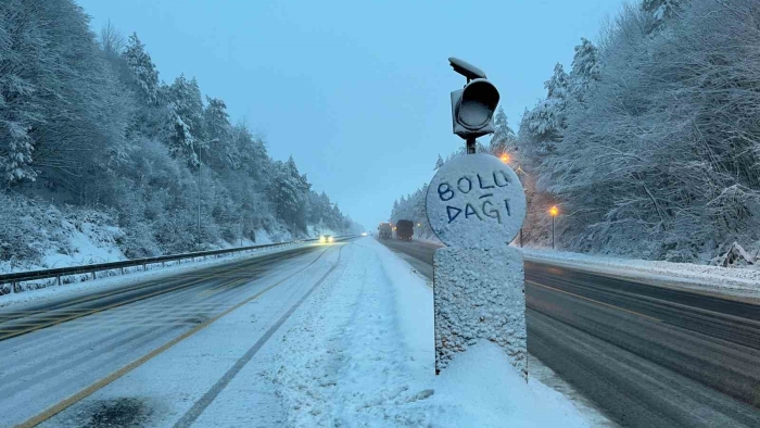 Bolu Dağı’nda yoğun kar nedeniyle ağır taşıtlara geçiş kapatıldı