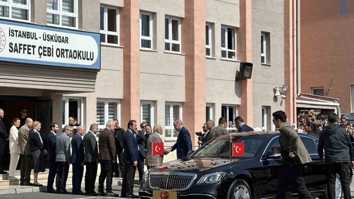 Cumhurbaşkanı Recep Tayyip Erdoğan, oyunu Üsküdar’da kullandı