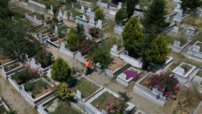 Mezarlıklar bayrama hazırlanıyor