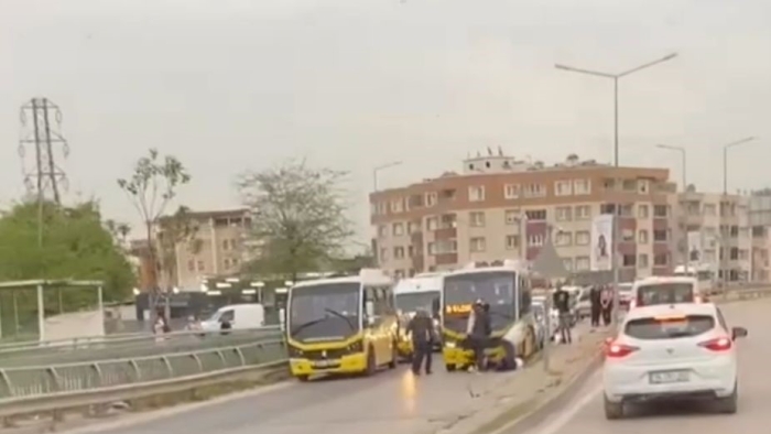 Minibüs şoförlerinin yumruklu sopalı kavgası kamerada