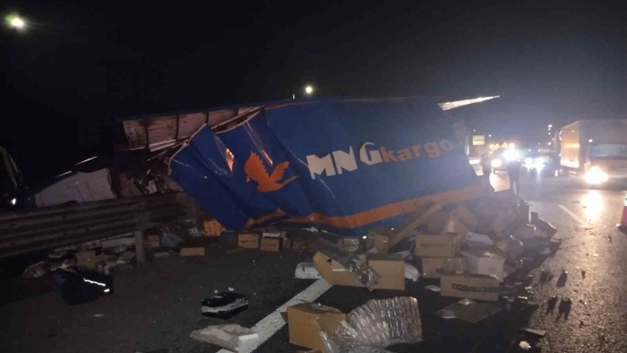Kuzey Marmara Otoyolu’nda tır, kamyona arkadan çarptı: 2 yaralı
