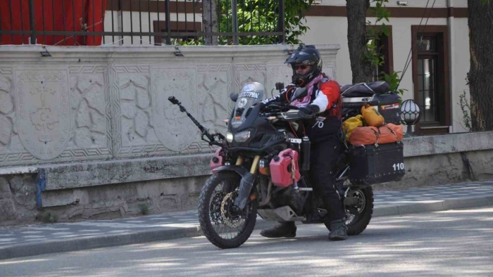 Taylandlı turist Türkiye’yi motosikletiyle şehir şehir geziyor