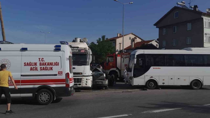 Midibüs ve kamyonun arasında otomobil kağıt gibi ezildi: 1 yaralı