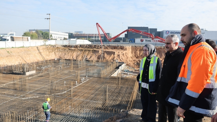 Çayırova’nın yeni meslek lisesinde temel betonu seriliyor