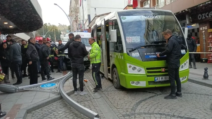 Karamürsel'de direk yayaların üzerine devrildi