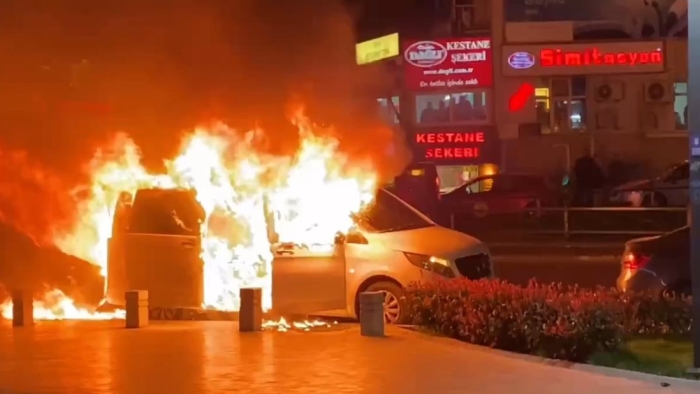 Bursa’da büyükşehir belediye başkan adayının makam aracı alev alev yandı