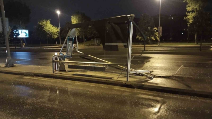 Maltepe’de alkollü sürücü otobüs durağına girdi