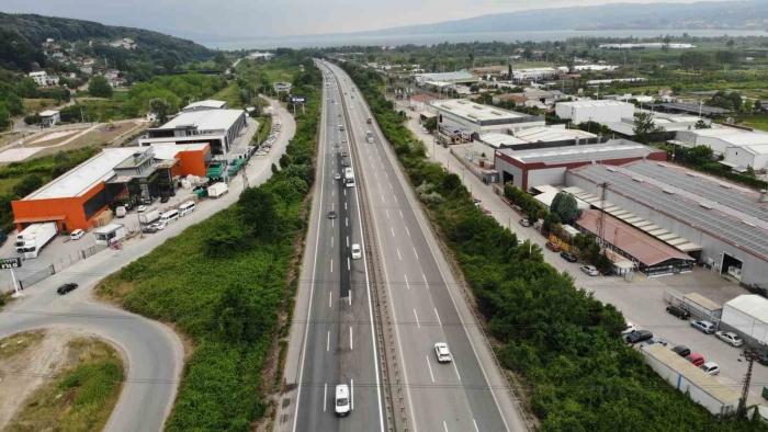 Bayram trafiğine yakalanmak istemeyenler Anadolu Otoyolu’nda akıcı yoğunluk oluşturdu