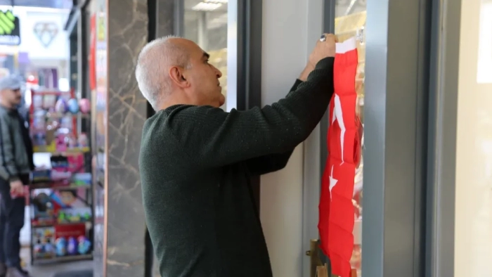 Büyükşehir 12 ilçede 25 bin Türk Bayrağı dağıttı