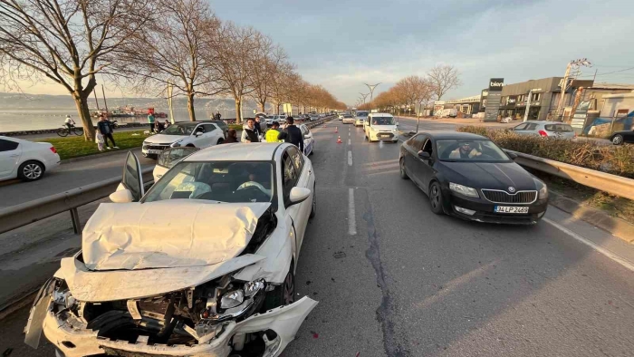 Kocaeli’de üç otomobil zincirleme kazaya karıştı: 4 yaralı