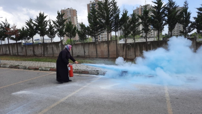 Vatandaşlar yangına müdahaleyi öğrendi