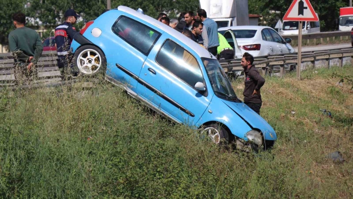 D-100’de ilginç kaza: Otomobil bariyerlerin üzerinde sürüklenerek asılı kaldı