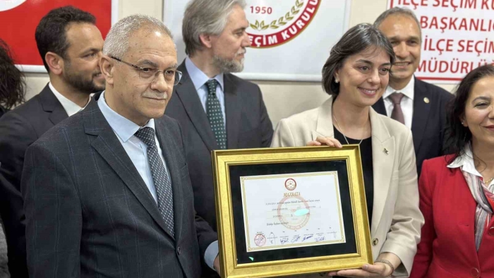 Üsküdar Belediye Başkanı Sinem Dedetaş mazbatasını aldı