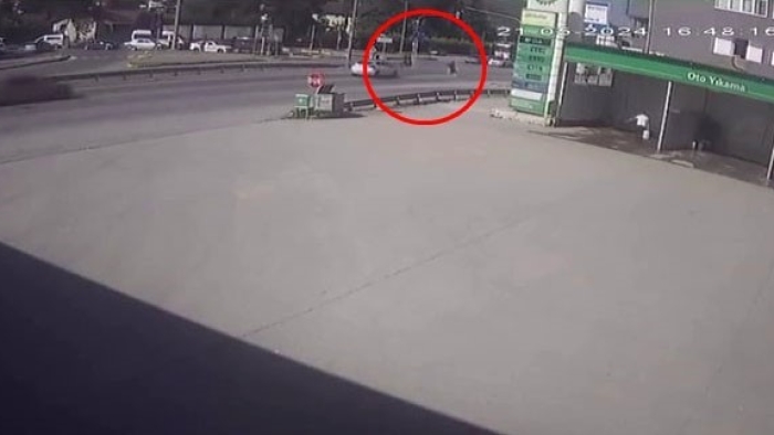 Yolun karşısına geçmek için koşan gence otomobil çarptı: Kaza anı kamerada