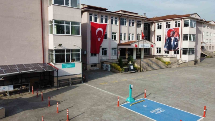 Bu okul enerjisini güneşten alıyor