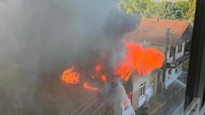 Korkutan yangın, tek katlı ev alev topuna döndü