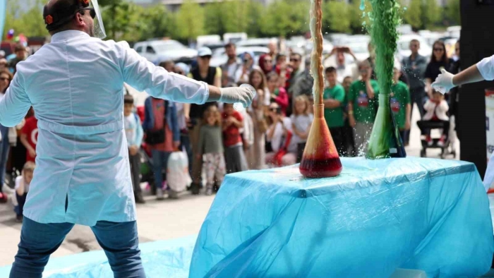 Çocuklar bayramı bilim şovlarıyla kutluyor