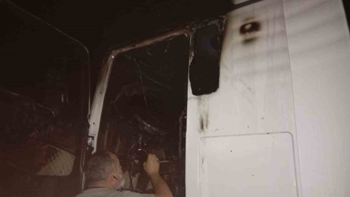 Motor kısmından alev alan tır yandı