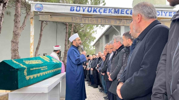 Annesinin cenaze namazını kıldırdı