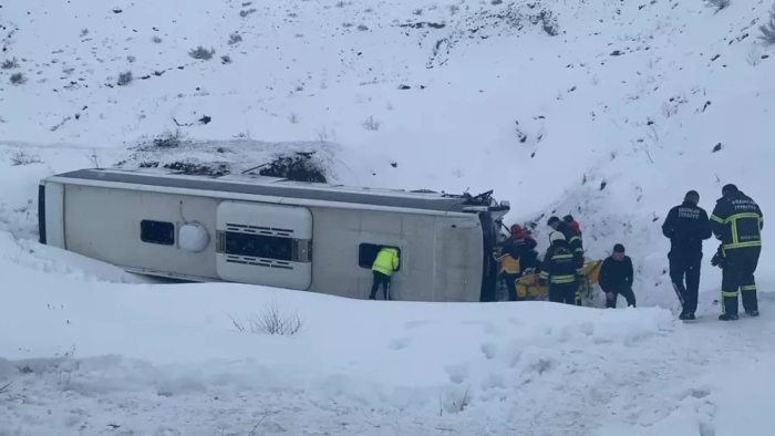 Erzincan'da yolcu otobüsü devrildi