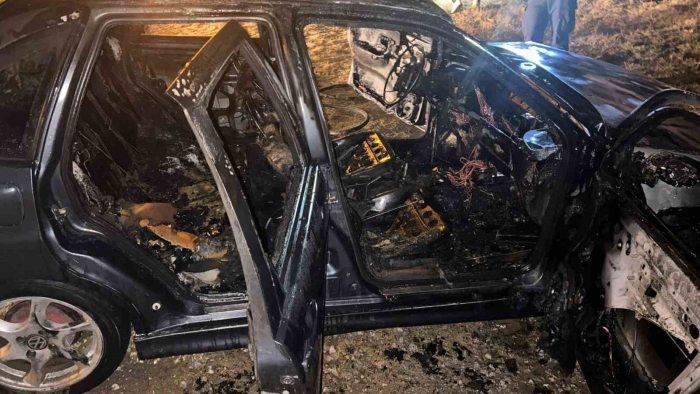 Benzin kaçağı sebebiyle park halindeki otomobil alev alev yandı