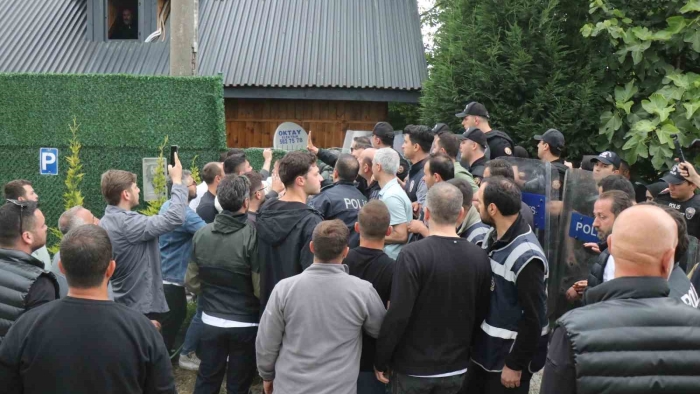 4 yıldır su faturası ödediği bungalovun suyu kesilince yolu kapattı, ortalık karıştı