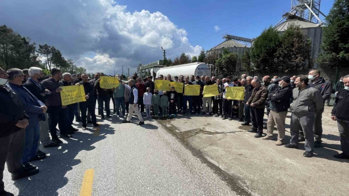 Fabrikanın dereye bıraktığı atık, mahalleliye eylem yaptırdı