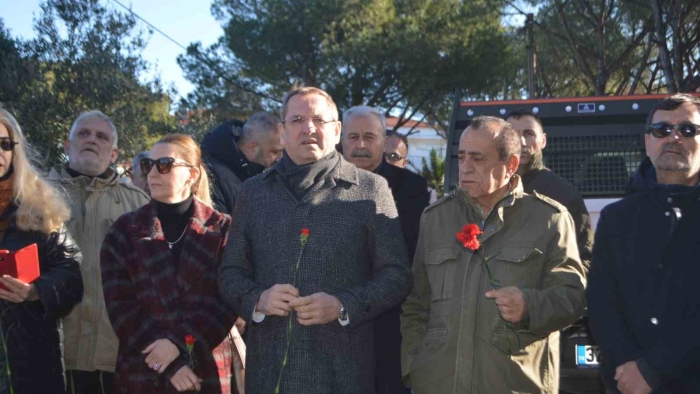 Gazeteci-Yazar Uğur Mumcu vefatının 31. yıl dönümünde Ayvalık’taki evi önünde anıldı