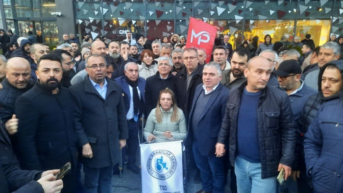 CHP’lilerden İstanbul İl Başkanlığı önünde protesto