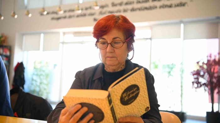 Kitap Kahve’nin 70 yaşındaki müdavimi gençlere örnek oluyor