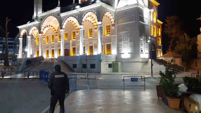Şiddetli rüzgar caminin kurşunlarını uçurdu