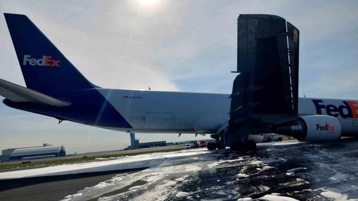 İstanbul Havalimanı’nda kargo uçağı ön iniş takımı açılmayınca gövde üzerine iniş yaptı. Olayda ölen ya da yaralanan olmadığı öğrenildi.