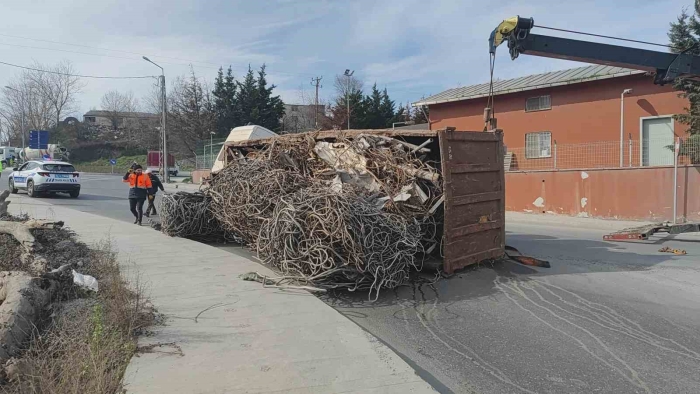 Tır yan yattı: Tonlarca ağırlıktaki hurda demir yola döküldü