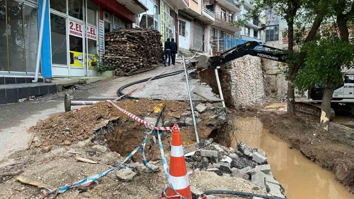 İstinat duvarı ikinci kez çöktü: 5 katlı bina boşaltıldı