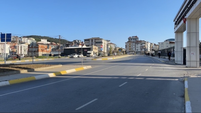 Sultanbeyli’de otomobilin çarptığı kız çocuğu metrelerce savruldu, kaza anı kamerada