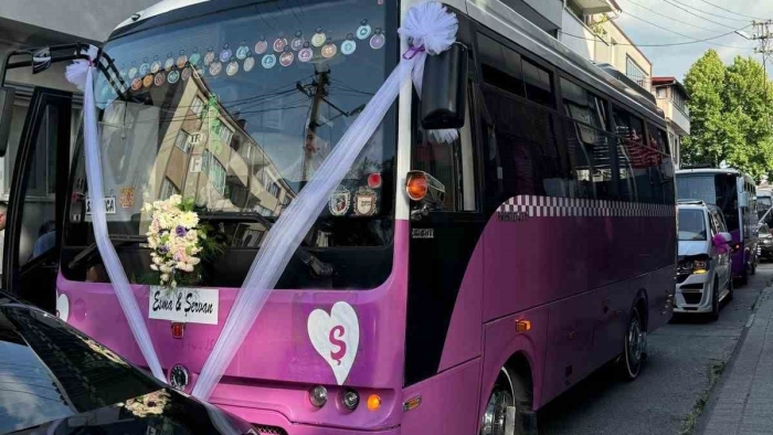 Sakarya’da özel halk otobüsünü gelin arabası yaptı