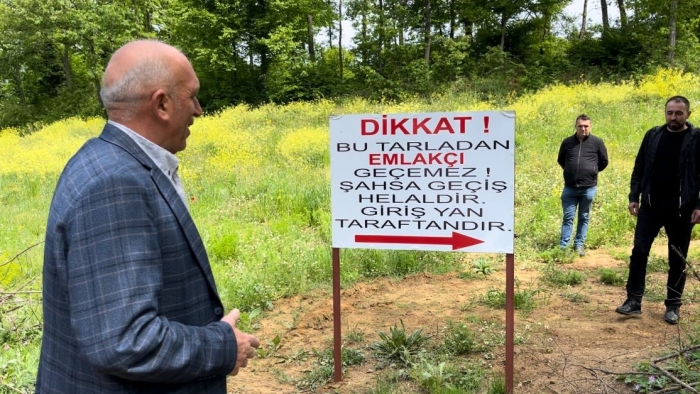 "Tarlasını yola çevirenlere" kızdı, tabelayı dikti