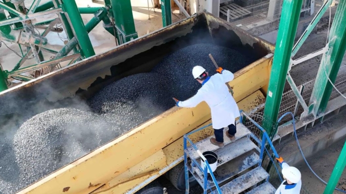 Büyükşehir, zamanında 240 ton asfalt üretiyor