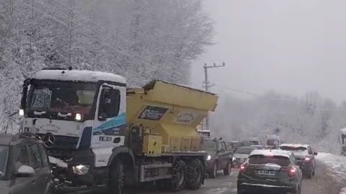 Kartepe’ye akın eden kayakseverler uzun araç kuyrukları oluşturdu