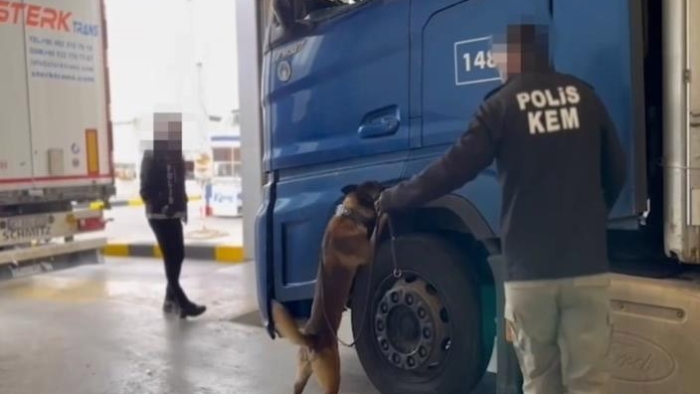 Türkiye’ye uyuşturucu sokmak isterken yakalanan 2 sürücü tutuklandı