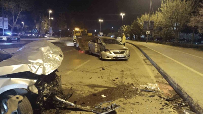 Maltepe’de karşı yönlerden gelen 2 otomobil çarpıştı