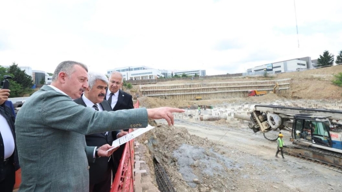Büyükakın, KOÜ Camii ve Otopark inşaatını inceledi