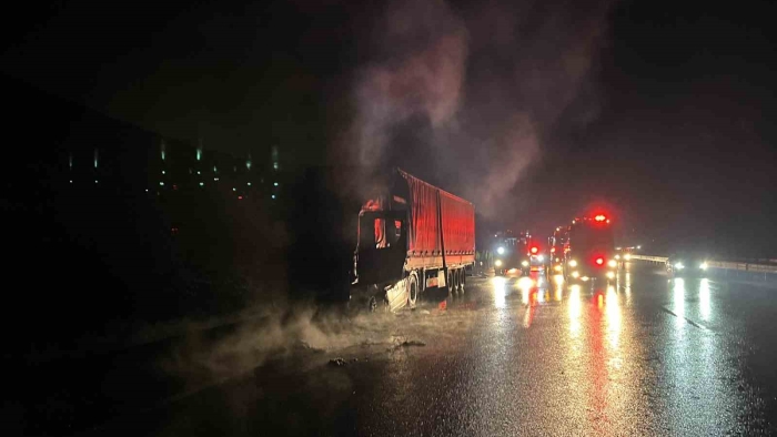 Kuzey Marmara Otoyolu’nda asit yüklü tır alev alev yandı