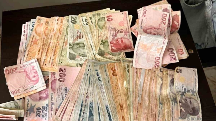 Eyüpsultan’da ‘hastaneye gideceğim’ diyerek dilenen şahsın üzerinden 23 bin lira çıktı